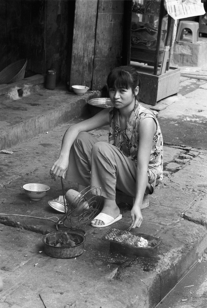Cô gái quạt chả.