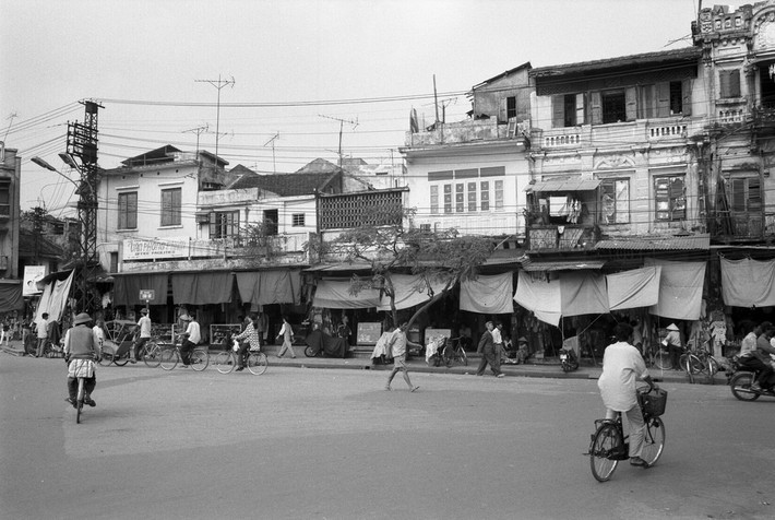 Đầu phố Cầu Gỗ, khu vực ngã năm Bờ Hồ.