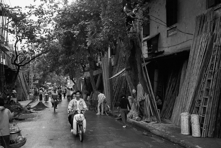 Các cửa hàng bán tre nứa trên phố Hàng Gà.