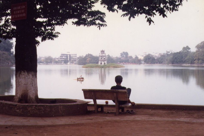 Một thoáng yên bình của hồ Gươm ở Hà Nội, thủ đô Việt Nam năm 1997. Ảnh: Kyle Nunas/ Saigoneer.com.