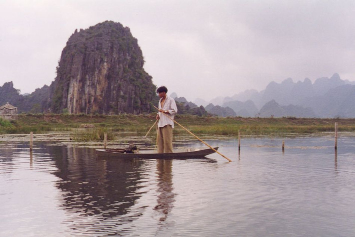Người thanh niên chèo thuyền trên suối Yến, Chùa Hương, Hà Tây cũ.