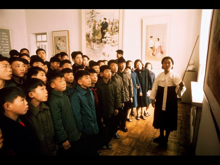 Nhóm học sinh tham quan một bảo tàng ở Bình Nhưỡng.