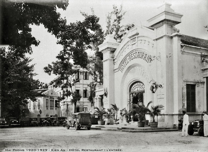 Lối vào tổ hợp khách sạn - nhà hàng của Pháp ở Kiến An, Hải Phòng thập niên 1920.