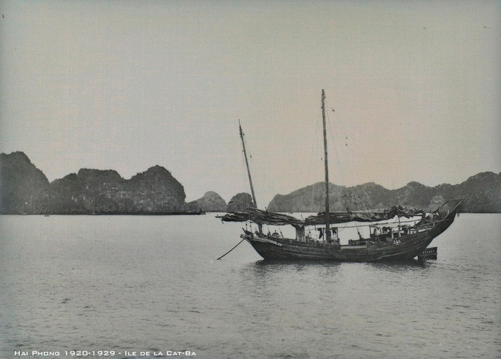 Một con thuyền trên vùng biển Cát Bà.