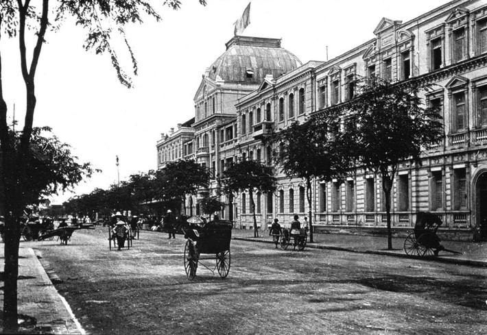 Ngược dòng lịch sử, khách sạn Sofitel Metropole được xây dựng năm 1901 bởi hai người Pháp là Gustave Émile Dumoutier, một viên chức trong ngành giáo dục và Andre Ducamp, nhà đầu tư độc lập, góp vốn dưới danh nghĩa Công ty kinh doanh bất động sản Pháp.