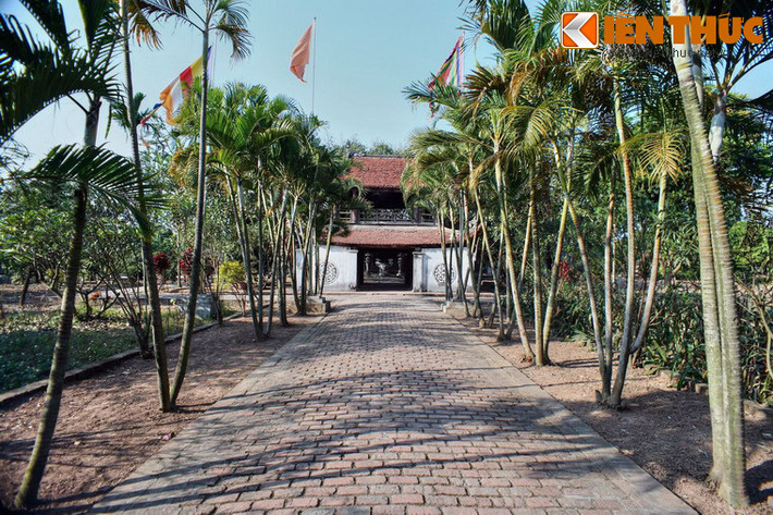 Nằm ở thôn Bút Tháp, xã Đình Tổ, huyện Thuận Thành, tỉnh Bắc Ninh, chùa Bút Tháp là một trong những ngôi chùa cổ có kiến trúc hoàn chỉnh nhất còn lại ở Việt Nam. Chùa còn được biết đến với các tên gọi khác chùa Nhạn Tháp, Thiếu Lâm Tự, Hoàng Cung Tự.