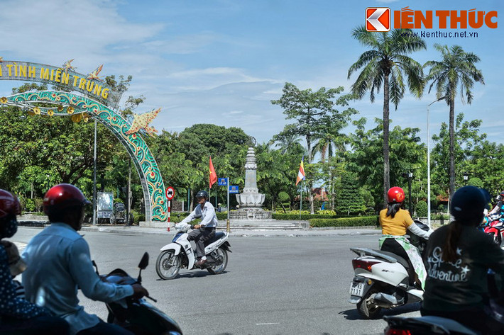 Tọa lạc cạnh ngã tư Lê Lợi - Hùng Vương, ngay đầu phía Nam cầu Trường Tiền của thành phố Huế, Đài Thánh Tử đạo là nơi ghi dấu một sự kiện lớn trong phong trào Phật giáo Huế năm 1963 - một phong trào yêu nước, chống đế quốc Mỹ trong giai đoạn kháng chiến chống Mỹ của dân tộc.