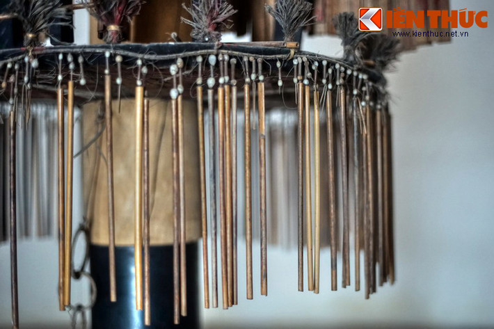Xung quanh của mâm thần của cây nêu được đục lỗ cho xuyên để treo các dải trang trí bắt mắt.