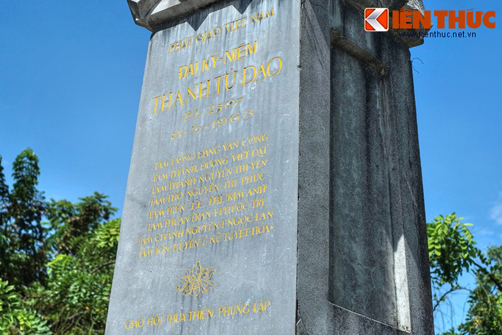 Mặt tiền phần thân hướng ra ngã tư, được dùng làm bia ghi lạc khoản “Giáo hội Phật giáo Việt Nam, Phật lịch 2507, ngày 8/5/1963” ở bên trên, “Giáo hội Thừa Thiên phụng lập” ở phía dưới. Giữa bia ghi pháp danh và thế danh 8 vị Thánh tử đạo vào đêm mùng 8/5/1963, tức đêm rằm tháng 4 Phật lịch 2507.