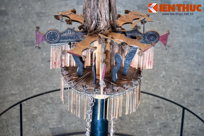 Nét mỹ thuật đặc sắc nhất trên cây nêu của người Cor là các Gu làm bằng gỗ bút. Người Cor thường dùng Gu để trang trí mâm thần. Mâm gỗ này cũng được trang trí nhiều hoạ tiết, hoa văn, hình vẽ tương đối đa dạng và phong phú.