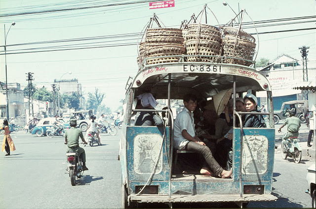 Một chiếc xe buýt chở đầy mẹt trên nóc. Ảnh tư liệu.