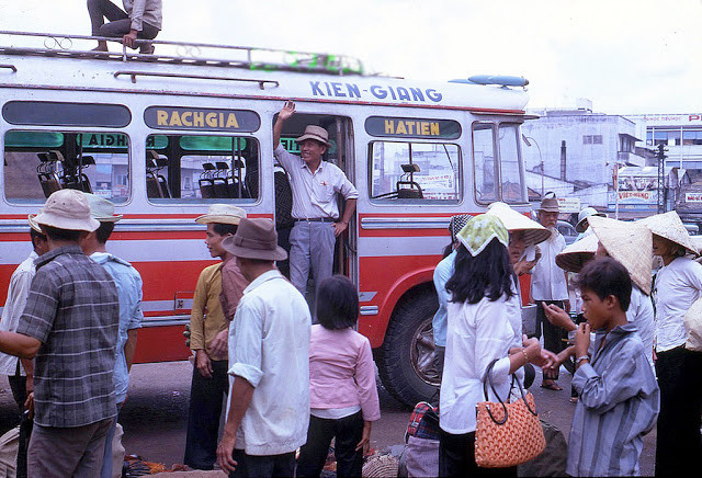 Xe khách chạy tuyến Rạch Giá - Hà Tiên ở tỉnh Kiên Giang. Ảnh tư liệu.