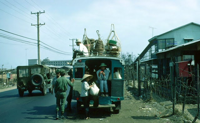 Một chiếc xe buýt cỡ nhỏ chất đầy hàng hóa và cả hành khách trên nóc. Ảnh tư liệu.