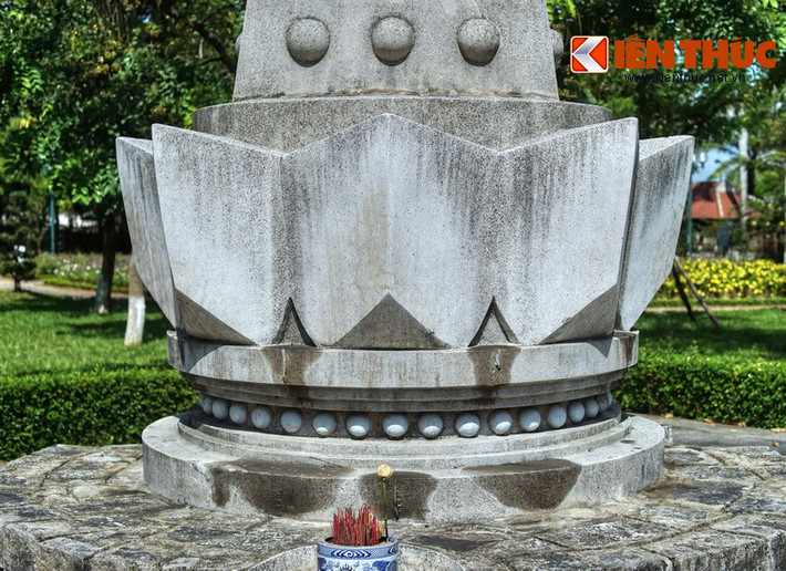 Phần đài là một hoa sen cách điệu gồm 8 cánh, biểu trưng cho Bát Chánh đạo trong giáo lý nhà Phật, đồng thời cũng là biểu trưng cho 8 vị Thánh tử vì đạo.
