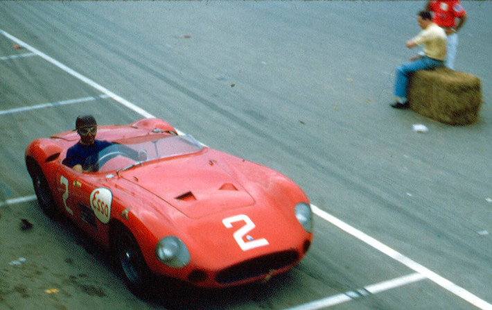 Người vô địch giải đua xe năm 1957 là tay đua Fangio với chiếc xe Maserati 300S. Ảnh: Vintag.