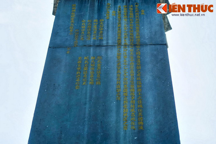 Mặt sau là bài minh bằng chữ Hán được viết theo lối chân phương khắc sâu vào đá cẩm thạch, nói về sự hi sinh của các Thánh với lời lẽ vô cùng thống thiết.