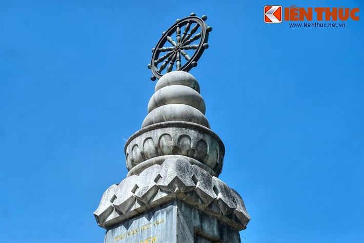 Phía trên cùng là bánh xe Pháp có 12 nan được đúc bằng đồng, biểu thị cho 12 nhân duyên trong Phật giáo.