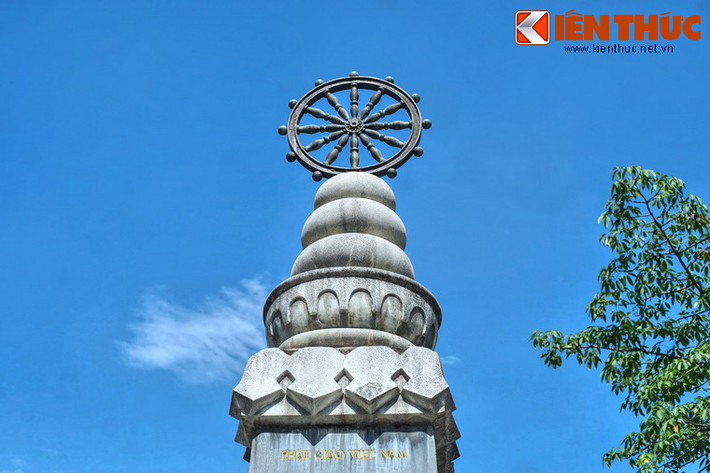 Phần đỉnh là một đài hoa được trang trí bằng hình lá sen ngược và 3 quả cầu chồng lên nhau biểu trưng cho Tam bảo: Phật - Pháp - Tăng. Chiều cao của phần đỉnh ước chừng 1,5m.