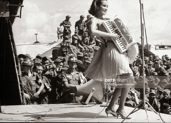 Đệ nhất mỹ nhân Mỹ trổ tài đàn hát tại một căn cứ ở Việt Nam. Ảnh: Getty.