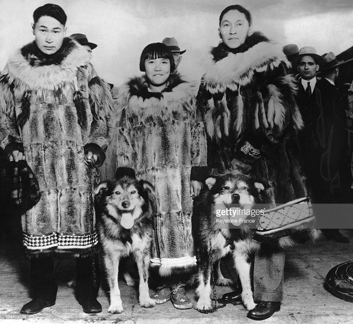 Cư dân bộ tộc bản địa Inuit chụp ảnh cùng những chú chó Eskimo ở Mỹ năm 1929. Ảnh: Getty.