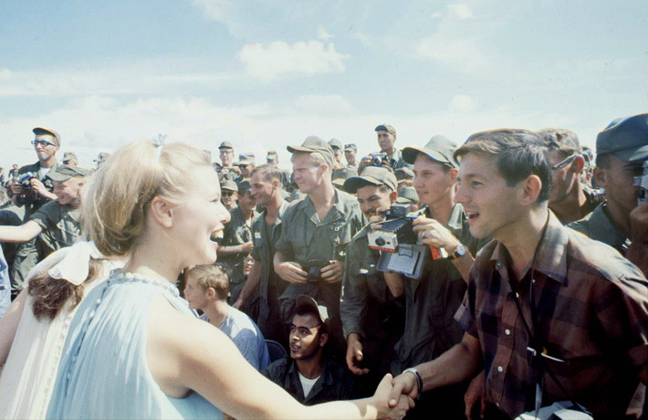 Tháng 8/1967, Hoa hậu Mỹ đã có chuyến thăm dài 17 ngày tại các căn cứ quân sự Mỹ trong cuộc chiến tranh Việt Nam. Ảnh: Vintag.