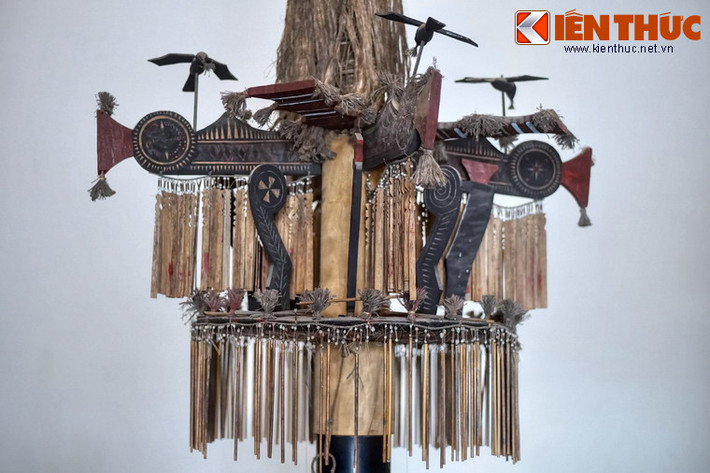 Người Cor hầu như chỉ sử dụng một công cụ cơ bản là chiếc rựa để thực hiện các công việc chạm khắc công phu và giàu tính mỹ thuật trên cây nêu.