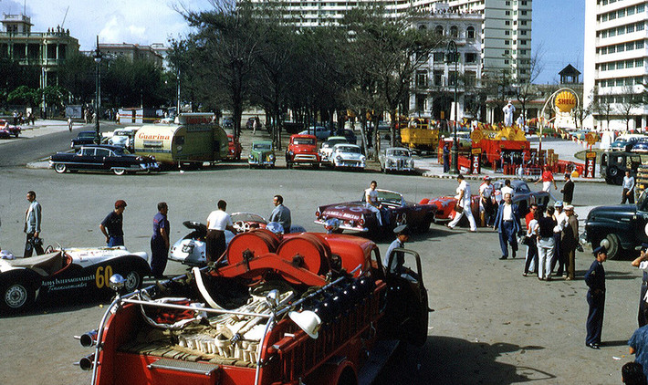 ... và Alfonso de Portago với chiếc Ferrari 860. Ảnh: Vintag.