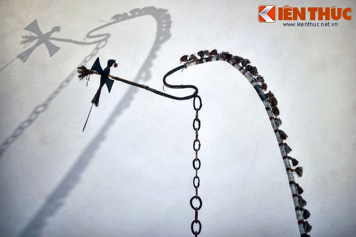 Chim chèo bẻo được đặt ở vị trí cao nhất để canh không cho các loại ma xấu vào phá hoại.