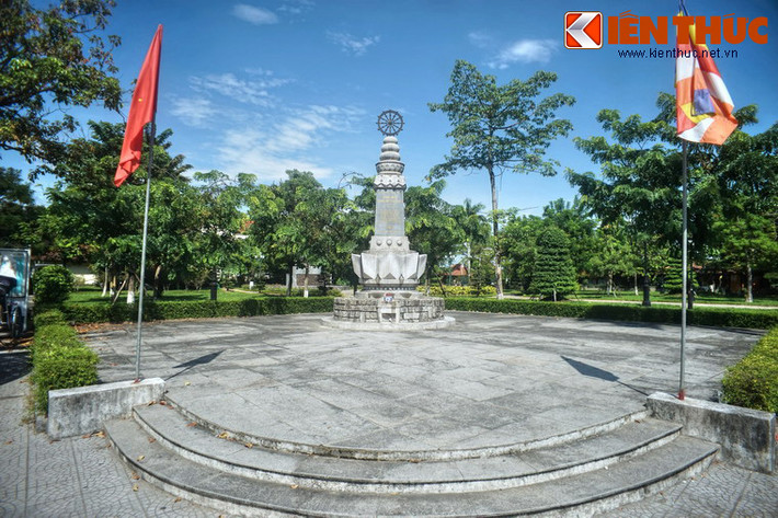 Sự kiện này xảy ra vào ngày Phật đản 8/5/1963, khi các Phật tử tiến hành biểu tình tại đài phát thanh Huế bị lực lượng vũ trang của chính quyền Sài Gòn đàn áp, khiến 8 người thiệt mạng. Vụ việc khiến quần chúng phẫn nộ và cuộc đấu tranh của những người yêu nước lan rộng trên toàn miền Nam.