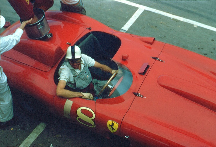 Các vị trí tiếp theo thuộc về Carroll Shelby với chiếc Ferrari 410... Ảnh: Vintag.
