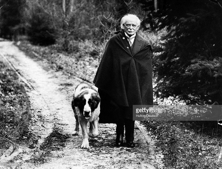 Cựu Thủ tướng Anh David Lloyd-George đi dạo cùng chú chó cưng tại trang trại ở quê nhà trong ngày sinh nhật lần thứ 72, năm 1935. Ảnh: Getty.