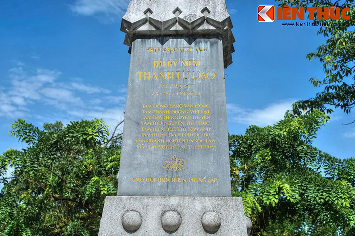 Phần thân được xây theo hình khối lăng trụ gồm 4 mặt. Phần bên dưới được đúc hình vuông có cạnh 0,9m, tiến dần lên trên cạnh thu hẹp lại còn 0,77m, chiều cao tháp là 1,28m.