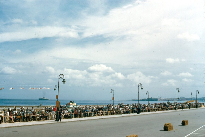 Đường đua được trên đại lộ Malecon nằm dọc bờ biển tuyệt đẹp của Havana. Ảnh: Vintag.