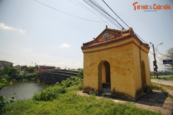 3. Chảy từ mặt Tây sang mặt Đông của Kinh thành Huế, sông Ngự Hà hay sông Vua là một dòng sông đào có vị trí đặc biệt trong lịch sử của Cố đô Huế. Ngày nay, bên bờ sông còn lưu giữ hai nhà bia có giá trị lịch sử – văn hóa quan trọng của Cố đô Huế.