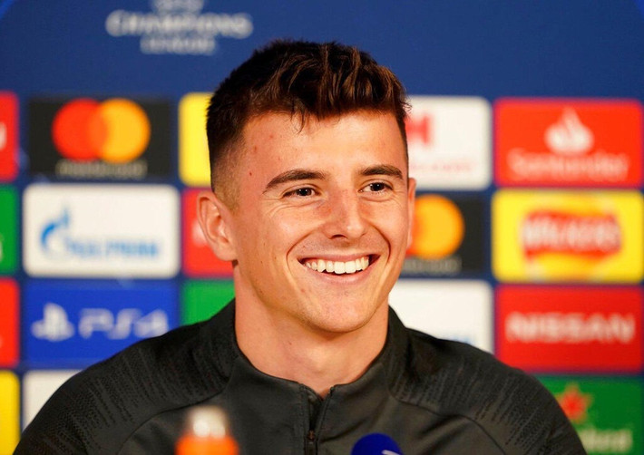 Mason Mount là một trong những cầu thủ sáng giá nhất trong đội tuyển Anh tham dự Euro 2020. Cựu danh thủ Joe Cole từng ca ngợi chân sút 22 tuổi là "tương lai của đội tuyển Anh" khi có tất cả tố chất của một cầu thủ hàng đầu: tư duy tuyệt vời, thể lực tốt, kỹ thuật cá nhân ấn tượng. Mount cũng tỏa sáng trong màu áo CLB Chelsea khi được bình chọn là "Cầu thủ xuất sắc mùa giải 2020/21" của "The Blues".