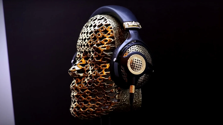 Focal Utopia by Tournaire là một trong những chiếc tai nghe đắt nhất thế giới. Phiên bản này được chế tác bởi 2 cha con Philippe và Mathieu Tournaire, mạ vàng 18 carat và 6,5 carat kim cương được đính xung quanh. Giá của tai nghe là 120.000 USD. Ảnh: Tournaire.