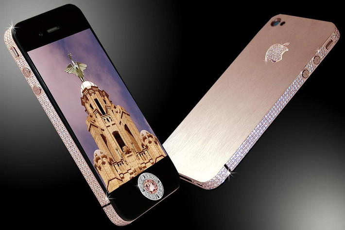 Stuart Hughes iPhone 4 Diamond Rose làm từ vàng hồng nguyên khối. Xung quanh máy có 500 viên kim cương (tổng cộng 100 carat), logo Táo khuyết đính 53 viên kim cương, nút Home chứa một viên kim cương hồng 7,4 carat. Giá bán của thiết bị công nghệ này là 8 triệu USD. Ảnh: Stuart Hughes.
