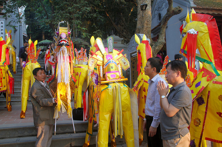 Đền Chợ Củi là điện thờ “Tam toà thánh vị, Vạn thế mẫu nghi”, với cảnh quan đẹp ở bờ Nam sông Lam. Lễ hội giỗ Thánh Mẫu (ngày 3/3 Âm lịch) và lễ hội đền Chợ Củi vào ngày 10/10 âm lịch, theo lưu truyền dân gian là ngày giỗ “ông Hoàng Mười”.