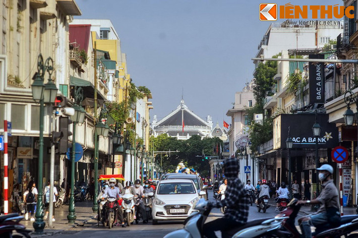 Nằm ở phía Đông Nam của hồ Gươm, phố Tràng Tiền có lịch sử hơn 2 thế kỷ, thường được biết đến như con phố “Tây” nhất của Hà Nội.