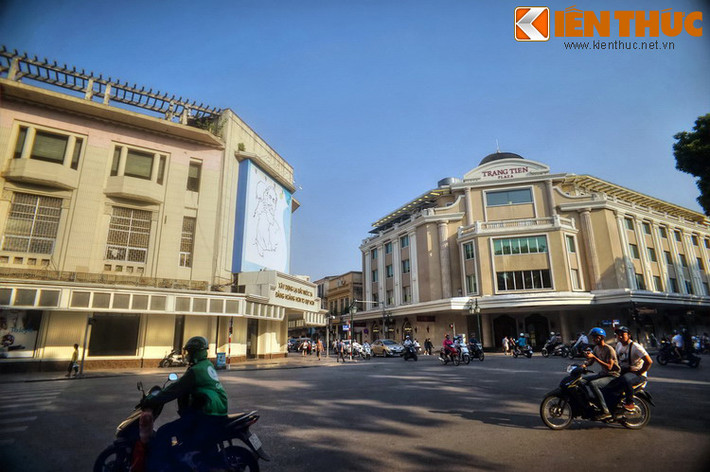 Con phố này cũng là nơi tọa lạc của trung tâm thương mại kiểu phương Tây lớn nhất Hà Nội xưa là tòa nhà Godárd, ngày nay là Trung tâm thương mại Tràng Tiền Plaza ở góc Tràng Tiền – Hàng Bài. Phía đối diện là tòa nhà Taverne Royale, nay là Trung tâm Thông tin Triển Lãm TP Hà Nội.