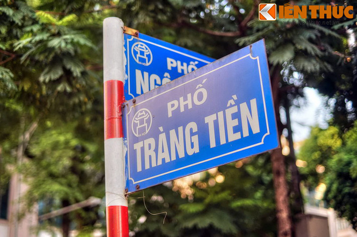 Xưa kia phố Tràng Tiền là một con đường dài ở khu vực cửa ô Tây Long, đi qua đất của ba thôn Tây Long, Thạch Tần, Cựu Lâu, thuộc tổng Phúc Lâm (Hữu Túc), huyện Thọ Xương cũ. Khoảng năm 1808, một xưởng đúc tiền được nhà Nguyễn cho lập ra ở đây, dân quen gọi là Tràng Tiền.