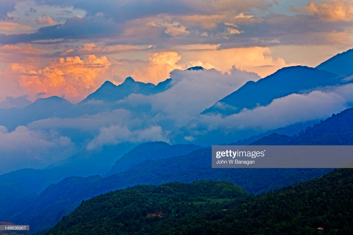 Cảnh tượng hùng vĩ của dãy núi Hoàng Liên Sơn. Ảnh: John Banagan/ Getty.