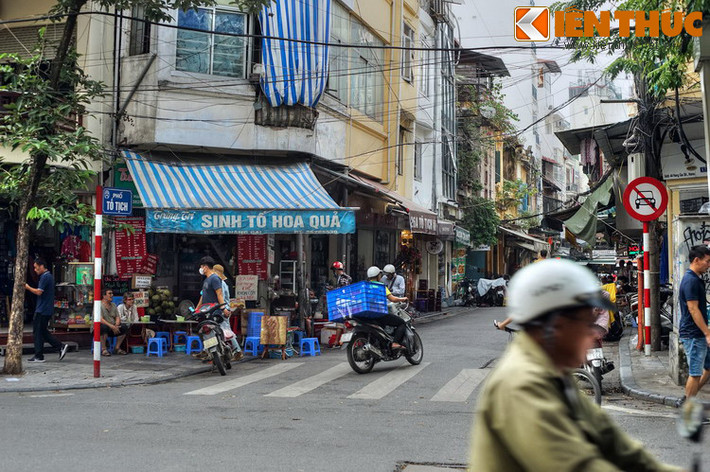  Phố Tố Tịch (thường được gọi là Tô Tịch) là một con phố ngắn có một đầu thông ra phố Hàng Gai, một đầu thông ra phố Hàng Quạt, gần bờ hồ Hoàn Kiếm của Hà Nội. Nơi đây xưa là thôn Tố Tịch thuộc tổng Tiền Túc (sau đổi là Thuận Mỹ), huyện Thọ Xương cũ.