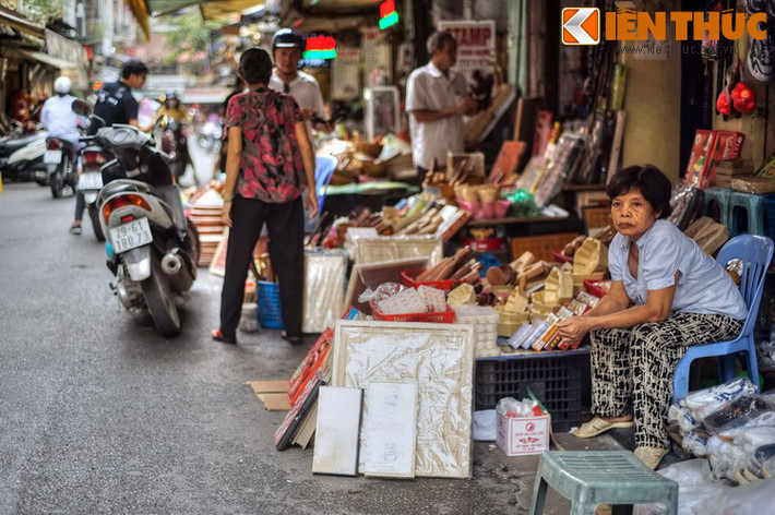 Từ hàng thế kỷ trước, những người làng Nhị Khê (Thường Tín, Hà Tây, nay thuộc Hà Nội) đã mang nghề tiện gỗ, khắc gỗ ra đất Hà thành lập nghiệp. Họ cư ngụ tập trung ở một nửa phố Tô Tịch, đoạn giáp phố Hàng Gai dãy số lẻ.