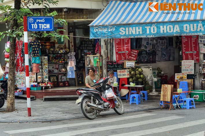 Ngoài nghề tiện gỗ, phố Tô Tịch ngày nay còn được nổi tiếng với món hoa quả dầm bởi nơi đây có đến gần chục cửa hàng kinh doanh hoa quả dầm nằm san sát nhau.