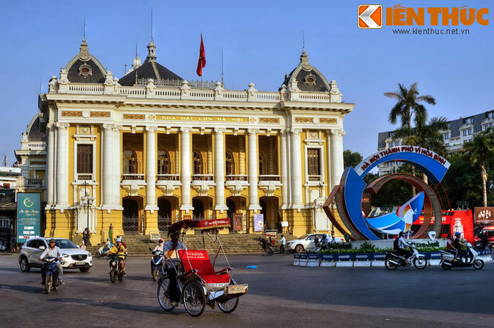 Sau ngày đất nước thống nhất, Phạm Xuân Ẩn được phong tặng danh hiệu Anh hùng lực lượng vũ trang vào ngày 15/1/1976. Tháng 8/1978, ông ra Hà Nội (có nguồn nói là Hải Dương) dự khóa học tập chính trị dành cho cán bộ cao cấp trong 10 tháng. Ảnh: Nhà hát Lớn Hà Nội.