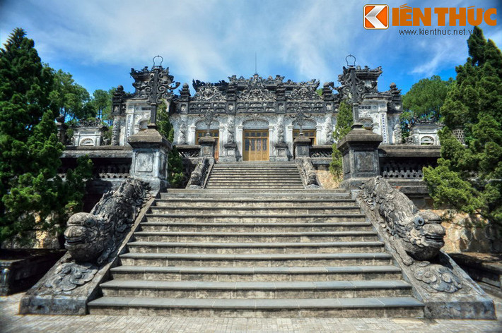 Nằm cách Kinh thành Huế 10 km về phía Nam, lăng vua Khải Định được coi là công trình kiến trúc độc đáo bậc nhất Cố đô Huế. Nằm ở vị trí cao nhất của lăng là cung Thiên Định, nơi đặt mộ phần của nhà vua.