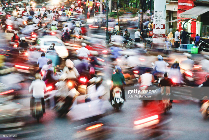 Giao thông giờ cao điểm ở TP HCM. Ảnh: John Banagan/ Getty.