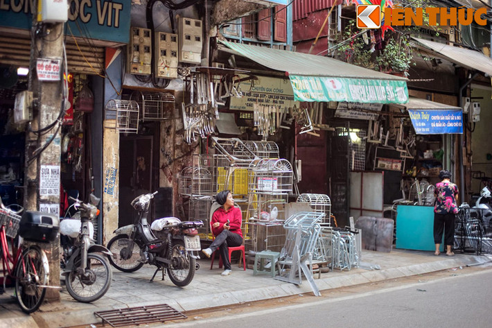 Xưa kia, phố mang tên là Hàng Bừa hoặc Hàng Cuốc. Nguyên là từ cuối thế kỷ 19, một số thợ rèn người làng Hòe Thị (nay thuộc xã Xuân Phương, huyện Từ Liêm, ngoại thành Hà Nội) đã ra đây mở lò rèn, làm nghề.