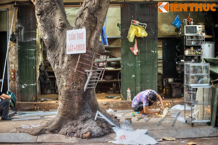 Như vậy, nhìn thoáng qua thì dường như phố Lò Rèn không có bản sắc gì riêng biệt mà chịu ảnh hưởng từ những ngành hàng ở các phố lân cận. Điều đã làm nên tên gọi phố Lò Rèn liệu có còn không?